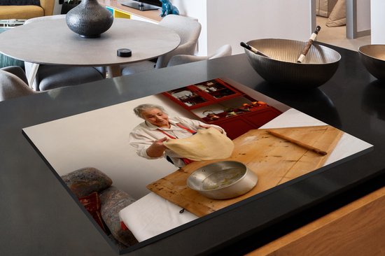 KitchenYeah® Inductie beschermer 81.6x52.7 cm - Oudere Italiaanse vrouw maakt pizza - Kookplaataccessoires - Afdekplaat voor kookplaat - Inductiebeschermer - Inductiemat - Inductieplaat mat
