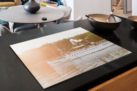 KitchenYeah® Inductie beschermer 81x52 cm - Stoomboot op een meer - Kookplaataccessoires - Afdekplaat voor kookplaat - Inductiebeschermer - Inductiemat - Inductieplaat mat