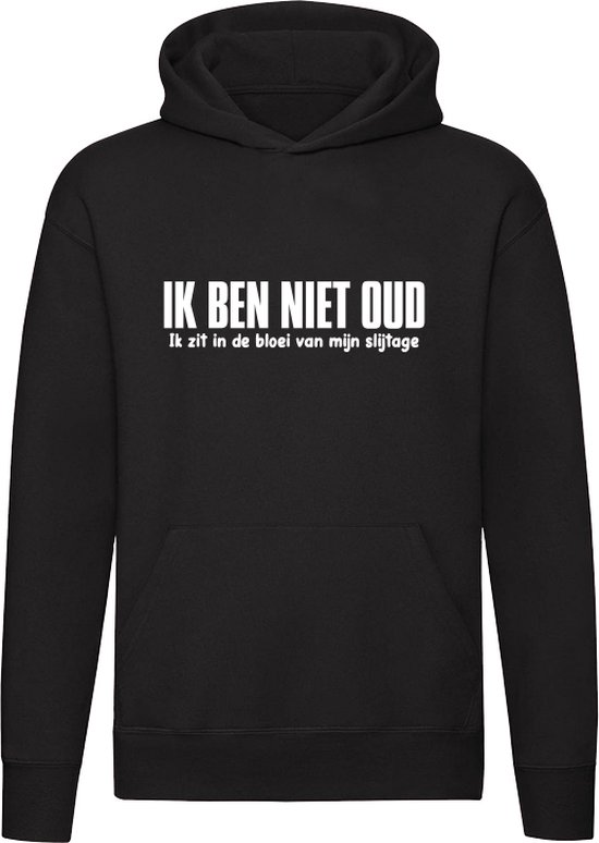 Zwarte hoodie met witte tekst: 'IK BEN NIET OUD' en 'Ik zit in de bloei van mijn slijtage'.
