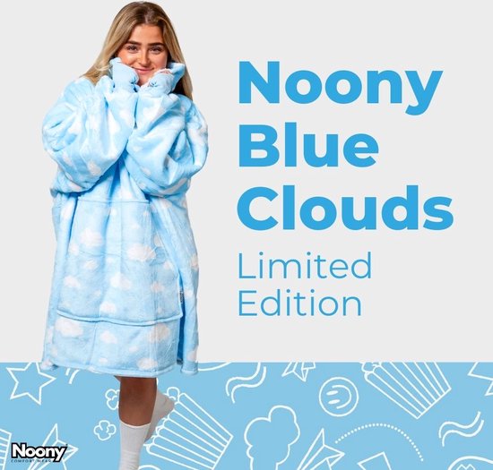 Model in een lichtblauwe Noony met wolkenprint. "Noony Blue Clouds Limited Edition" staat ernaast.