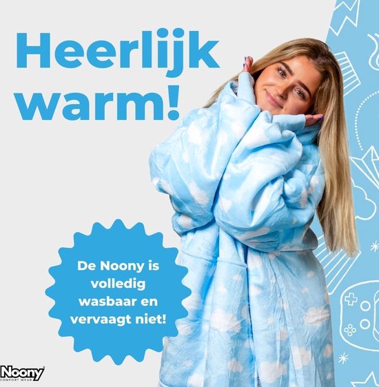 Model omarmt zichzelf in een lichtblauwe Noony met wolkenprint. "Heerlijk warm!" staat ernaast.