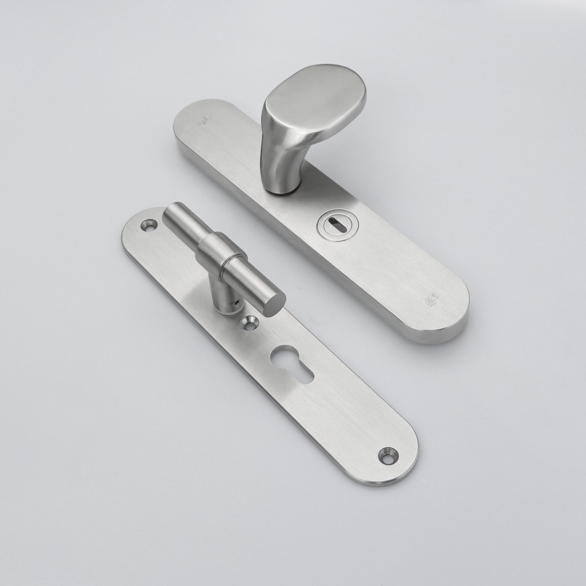 MASSIEF RVS Tzunali Deurbeslag. Model MINHO SKG*** BREED T=15/5 VKTB (kerntrek) PC55 BUITEN KNOP NELAS; BINNEN KRUK AMSTERDAM