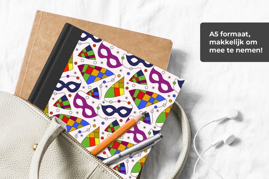 Carnet blanc à motifs de carnaval, sorti d'un sac. À côté d'un carnet brun.