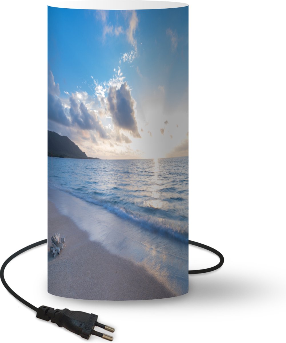 Lamp - Nachtlampje - Tafellamp slaapkamer - Strand - Zee - Schelp - 54 cm hoog - Ø24.8 cm - Inclusief LED lamp