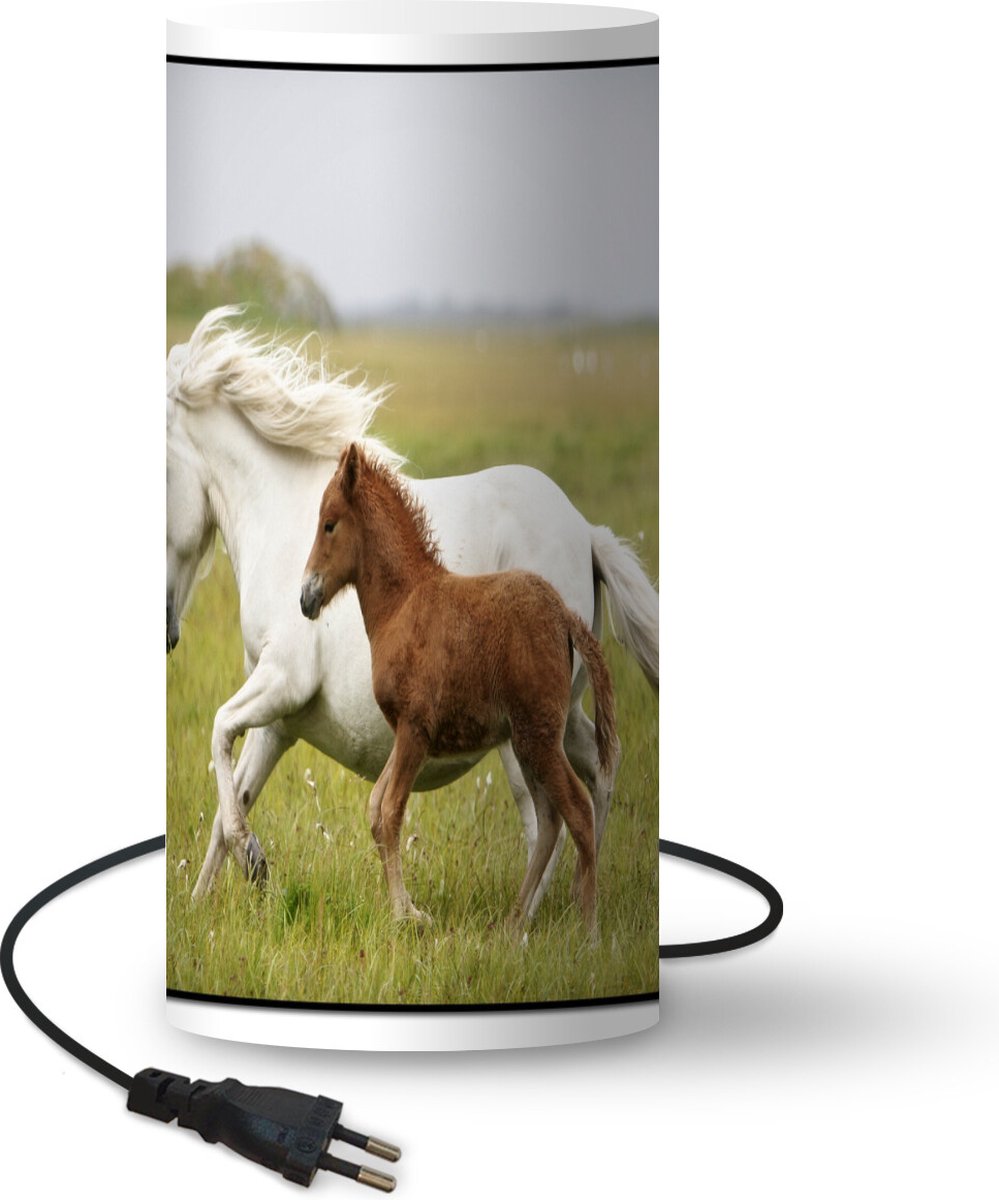 Lamp - Nachtlampje - Tafellamp slaapkamer - Een veulen draaft met haar moeder - 33 cm hoog - Ø15.9 cm - Inclusief LED lamp