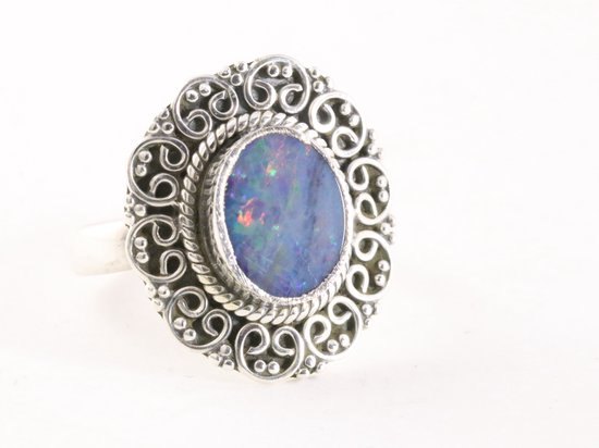 Bewerkte zilveren ring met blauwe doublet opaal - maat 18.5