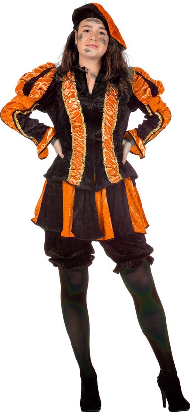 Een vrouw in een luxe, 4-delig oranje pietenpak met zwarte details, baret, maillot en hakken.