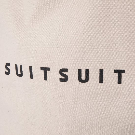 Close-up van de zwarte letters 'SUITSUIT' op een crèmekleurige katoenen draagtas.