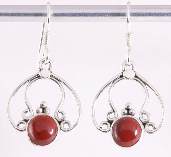 Opengewerkte zilveren oorbellen met rode jaspis