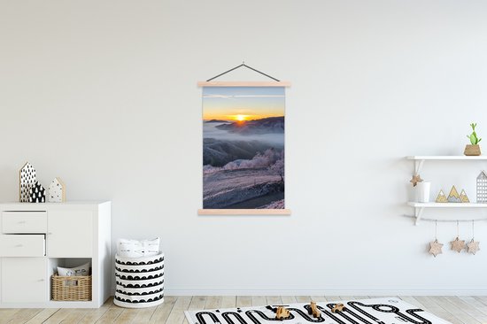 Porte-affiche avec affiche - Affiche scolaire - Hiver - Montagnes - Soleil - Soirée - 120x180 cm - Lattes vierges