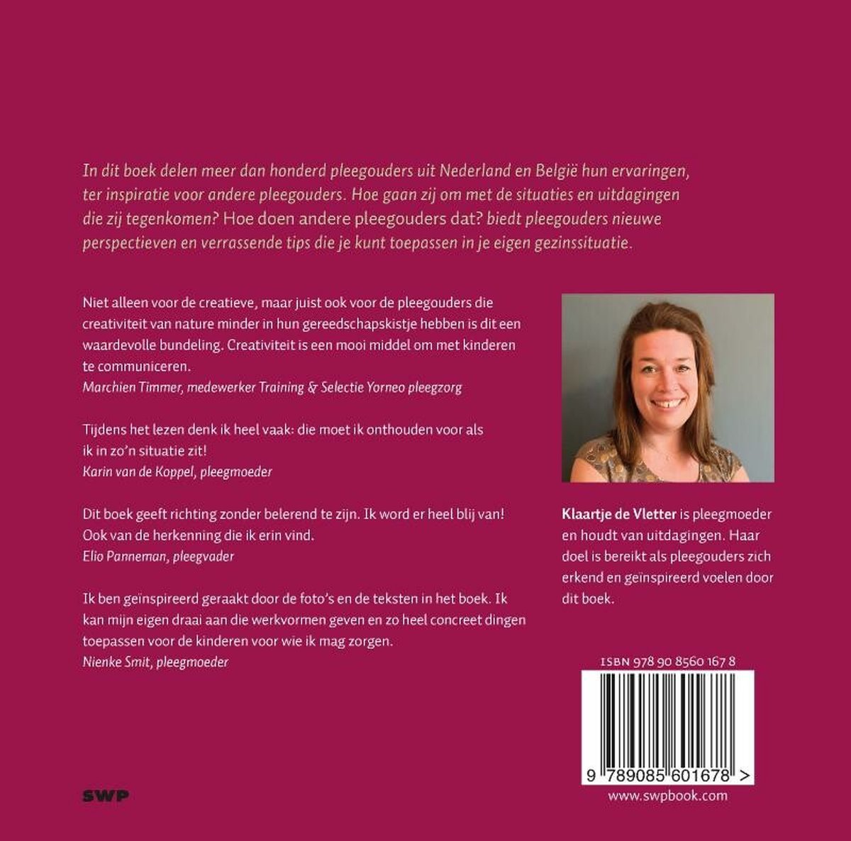 Foto van een lachende vrouw met bruin haar, Klaartje de Vletter, met de tekst "Klaartje de Vletter is pleegmoeder en houdt van uitdagingen. Haar doel is bereikt als pleegouders zich erkend en geïnspireerd voelen door dit boek."