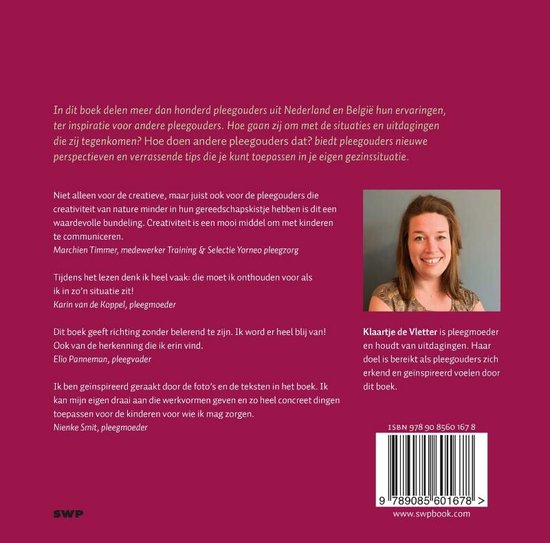 Foto van een lachende vrouw met bruin haar, Klaartje de Vletter, met de tekst "Klaartje de Vletter is pleegmoeder en houdt van uitdagingen. Haar doel is bereikt als pleegouders zich erkend en geïnspireerd voelen door dit boek."