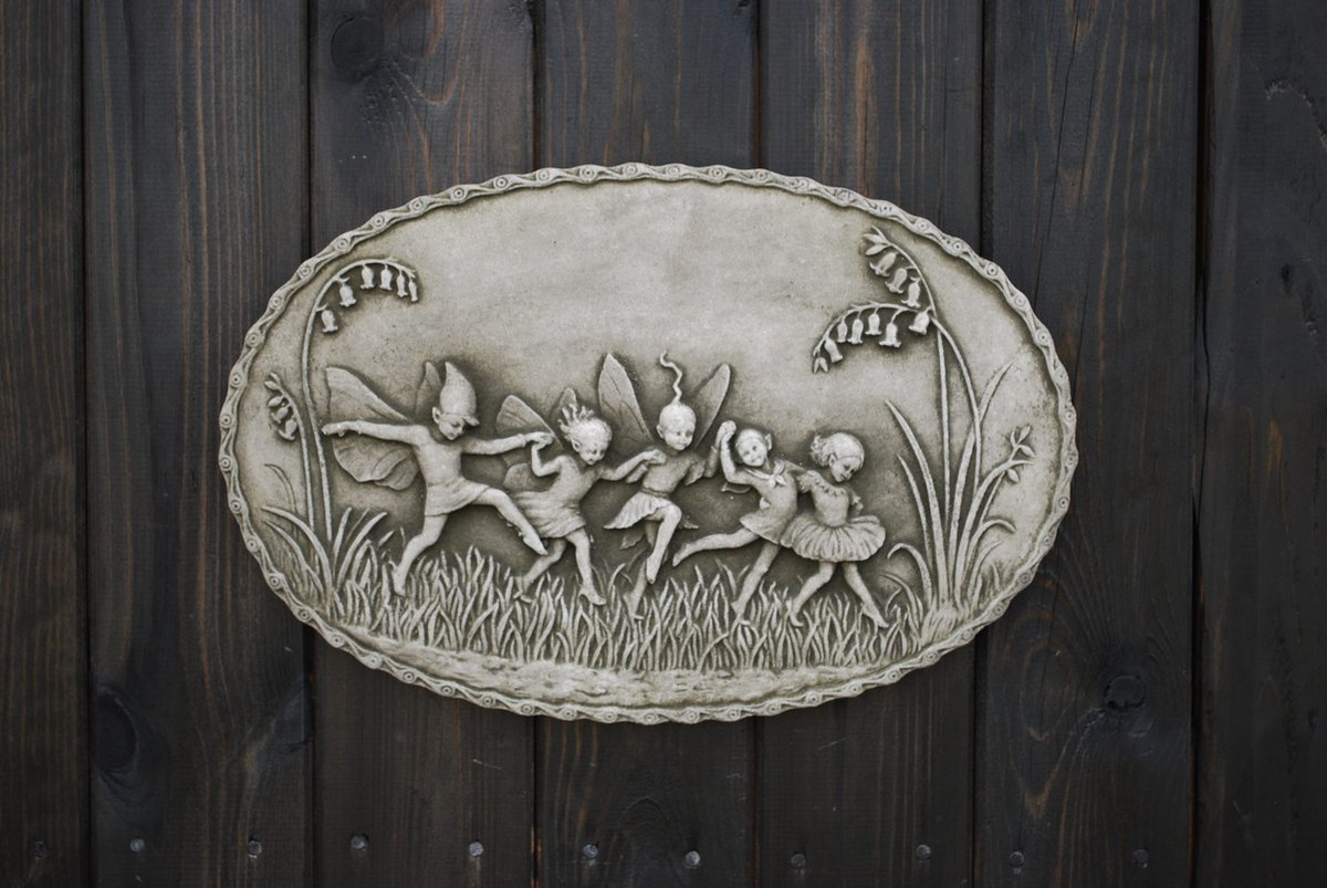 Betonnen tuinbeeld - muurornament dansende elfen / fee