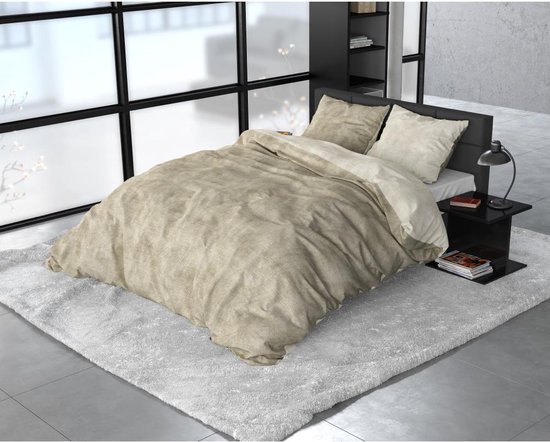 Sleeptime dekbedovertrek in taupe, gefotografeerd op een tweepersoonsbed met een hoogpolig vloerkleed.