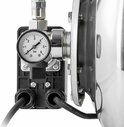 Close-up van een drukmeter op de zwarte bedieningskast van een RVS hydrofoorpomp.