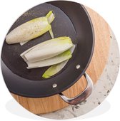 Poêle wok avec chicorée épicée sur assiette en bois Cercle mural Assiette plastique Wall 60 cm - impression photo sur cercle mural / cercle vivant (décoration murale)