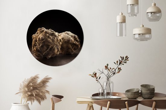 Céleri-rave sur une table avec un fond noir Assiette en plastique cercle mural ⌀ 90 cm - impression photo sur cercle mural / cercle vivant (décoration murale)