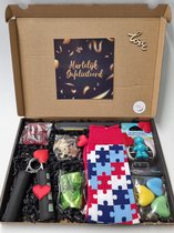 Verrassing Box voor mannen - goed gevuld met allerlei nuttige, lekkere en aangename artikelen - met Mystery Card 'Hartelijk Gefeliciteerd' met een persoonlijke videoboodschap van jouzelf | Verjaardag | Vaderdag | Kerst | Sinterklaas