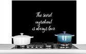 Spatscherm keuken 100x65 cm - Kookplaat achterwand Quotes - Liefde - Koken - The secret ingredient is always love - Spreuken - Muurbeschermer - Spatwand fornuis - Hoogwaardig aluminium