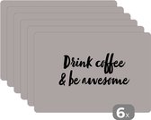Placemat - Placemats kunststof - Quotes - Spreuken - Koffie - Drink coffee & be awesome - 45x30 cm - 6 stuks - Hittebestendig - Anti-Slip - Onderlegger - Afneembaar