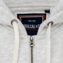 Close-up van de kraag en ritssluiting van een lichtgrijze dames hoodie. Een label met 'SINCE 1986 SOULCAL&CO CALIFORNIA' is zichtbaar.