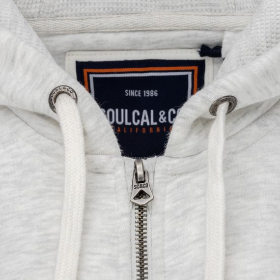 Close-up van de kraag en ritssluiting van een lichtgrijze dames hoodie. Een label met 'SINCE 1986 SOULCAL&CO CALIFORNIA' is zichtbaar.