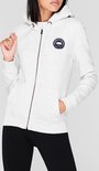 Dames lichtgrijs SoulCal vest met capuchon en rits, model houdt een koord vast.