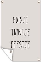Tuinposter - Tuinposter tekst - Tuindecoratie - Taupe - Zandkleur - Huisje tuintje feestje - Thuis - Feest - Quote - 60x90 cm - Tuindoek - Buitenposter