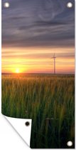 Tuinposter - Windmolen - Schutting decoratie - Gras - Tuindecoratie - Tuin - Lucht - Zonsondergang - Lucht - 40x80 cm - Tuindoek - Buitenposter