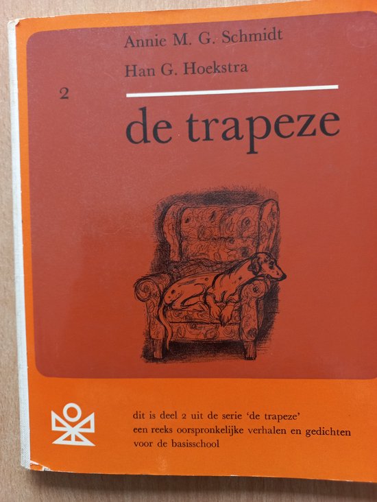 Boek 'de trapeze' met illustratie van een circusartiest en rode kaft.