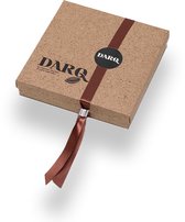 DARQ luxe doosje chocolade bonbons met hartjes - Pure chocolade hartjes met passievrucht en karamel -  30 pralines - Perfect Chocolade Cadeau voor man en vrouw - Valentijns cadeau -  Handgemaakt, duurzaam, biologisch en fair trade