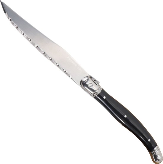 Laguiole steakmes met zwart handvat en gekarteld roestvrijstalen lemmet.