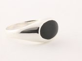 Ovale hoogglans zilveren ring met onyx - maat 21.5