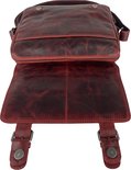 Dessus d'un sac bandoulière en cuir rouge avec rabat ouvert et boucles.