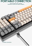 Gedetailleerd beeld van een mechanisch toetsenbord met oranje en grijze toetsen, type-C poort en kabel.