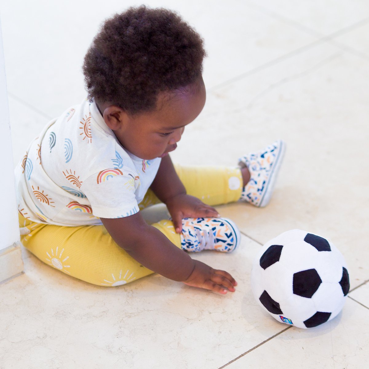 Playgro Baby Pluche Voetbal - Mijn eerste bal - Baby bal - Baby speelgoed - Voetbal Baby - Zachte Baby bal - Rammelaar Baby - Baby bal - Baby Speelgoed - Educatief baby speelgoed - Rammelaar - Zwart Wit - Belletje - 13cm — afbeelding 7