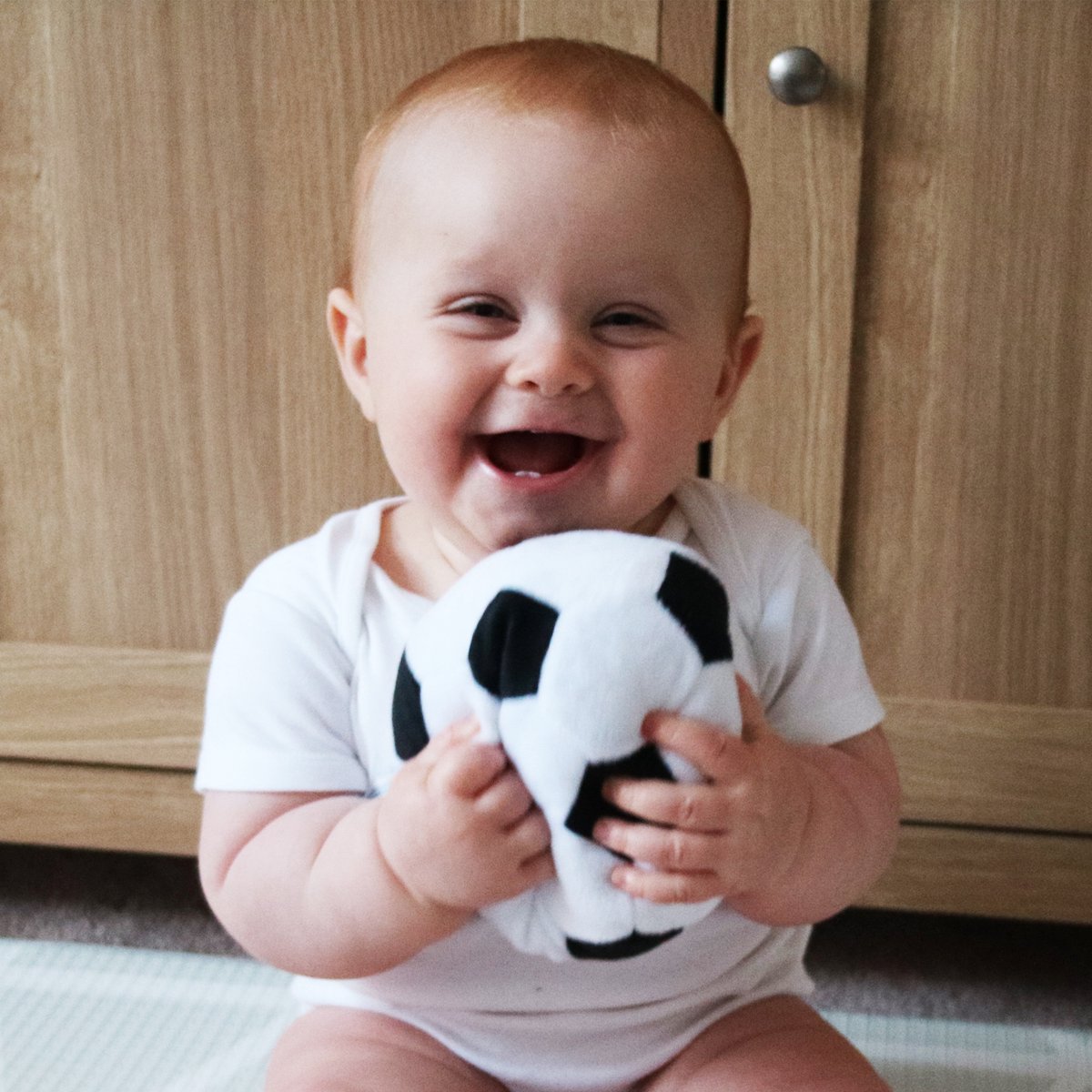 Playgro Baby Pluche Voetbal - Mijn eerste bal - Baby bal - Baby speelgoed - Voetbal Baby - Zachte Baby bal - Rammelaar Baby - Baby bal - Baby Speelgoed - Educatief baby speelgoed - Rammelaar - Zwart Wit - Belletje - 13cm — afbeelding 3