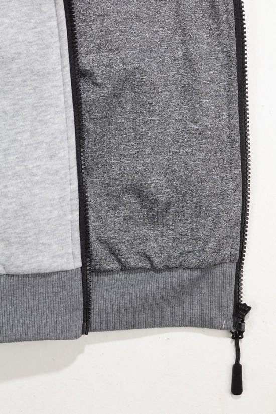 Close-up van de binnenkant van een grijze hoodie met rits en donkergrijs gebreid manchet.
