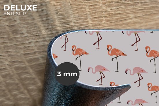 Coin détaillé d'une nappe à motifs flamants roses avec texte 'DELUXE ANTI-SLIP 3 mm'.