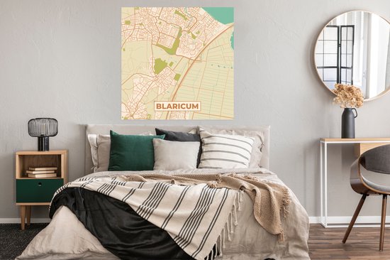 Affiche d'une carte de Blaricum style vintage, avec des routes pastel et du vert sur fond crème, accroché au-dessus d'un lit.