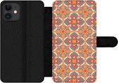 Bookcase Geschikt voor iPhone 12 Pro telefoonhoesje - Patroon - Hippie - Oranje - Met vakjes - Wallet case met magneetsluiting