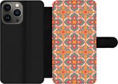 Bookcase Geschikt voor iPhone 13 Pro Max telefoonhoesje - Patroon - Hippie - Oranje - Met vakjes - Wallet case met magneetsluiting