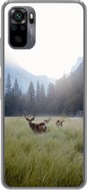 Geschikt voor Xiaomi Redmi Note 10 hoesje - Bos - Herten - Mist - Siliconen Telefoonhoesje