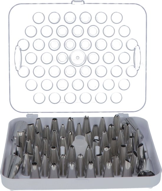 Een witte plastic doos met een transparante deksel, waarin 55 metalen spuitmondjes zijn opgeborgen.