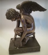 MadDeco - bronskleurig beeldje - cupido speelt met vlinder - engel - polystone