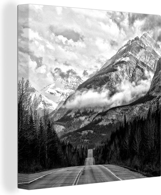 Een weg loopt richting een hoge berg - zwart wit