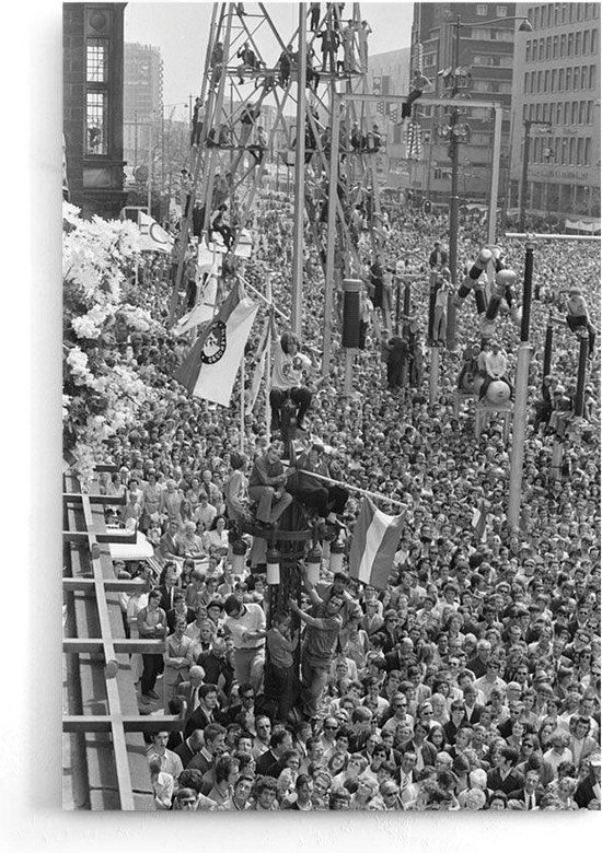 Walljar - Poster Feyenoord - Voetbal - Amsterdam - Eredivisie - Zwart wit - Feyenoord supporters '70 II - 50 x 70 cm - Zwart wit poster