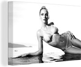 Canvas Schilderij Een blonde vrouw in een bikini - zwart wit - 90x60 cm - Wanddecoratie