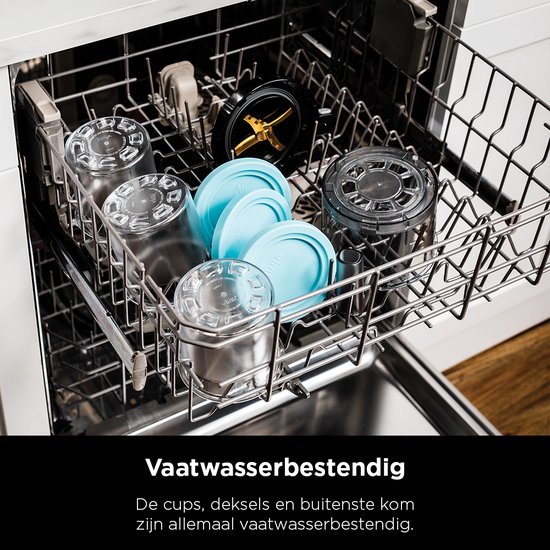 Binnenkant van een vaatwasser met een rek vol schone onderdelen van de Ninja ijsmachine.