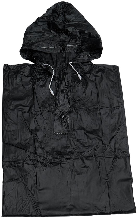 Zwarte regenponcho met capuchon en trekkoord, met drukknoopsluiting.